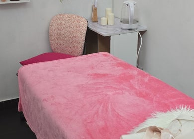 Sala de tratamento acolhedora em Sony Nail's, Santa Maria Da Feira, Aveiro, PT com manta rosa e decoração suave.