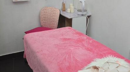 Sala de tratamento acolhedora em Sony Nail's, Santa Maria Da Feira, Aveiro, PT com manta rosa e decoração suave.