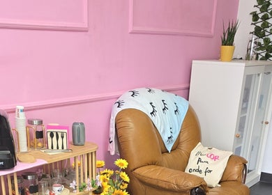Espaço acolhedor com poltrona e decoração vibrante na Sony Nail's, Santa Maria Da Feira, Aveiro, PT.