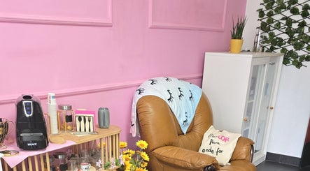 Espaço acolhedor com poltrona e decoração vibrante na Sony Nail's, Santa Maria Da Feira, Aveiro, PT.