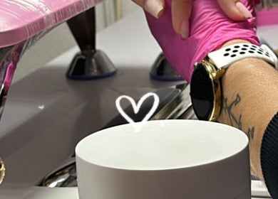 Profissional cuidando das unhas no Sony Nail's em Santa Maria Da Feira, Aveiro, PT, com equipamento moderno.