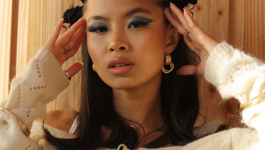 Sublime maquillage professionnel chez LB, Toulouse, FR, mettant en valeur des tons métalliques et naturels.