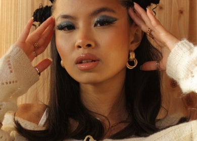 Sublime maquillage professionnel chez LB, Toulouse, FR, mettant en valeur des tons métalliques et naturels.