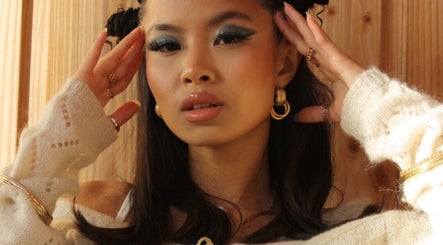 Sublime maquillage professionnel chez LB, Toulouse, FR, mettant en valeur des tons métalliques et naturels.