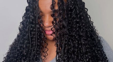 Femme avec coiffure boucle afro au salon LB à Toulouse, FR, mettant en valeur des cheveux noirs brillants.