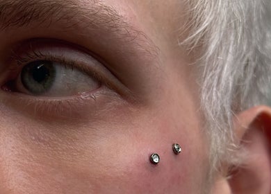 Украшение лица от Piercing Kraków, Краков, Województwo Małopolskie, PL. Оригинальный пирсинг.