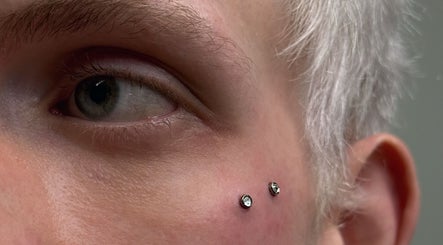 Украшение лица от Piercing Kraków, Краков, Województwo Małopolskie, PL. Оригинальный пирсинг.