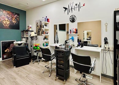 Unutrašnjost salona Brunette Frizerski Salon u Puli, Istarska Županija, HR s modernim namještajem.