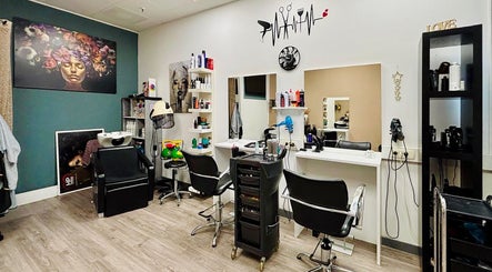 Unutrašnjost salona Brunette Frizerski Salon u Puli, Istarska Županija, HR s modernim namještajem.