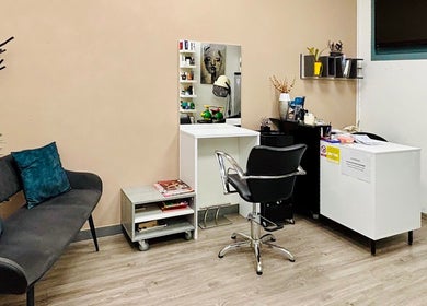 Moderni interijer Brunette Frizerski Salon u Puli, Istarska Županija, HR s elegantnom opremom.
