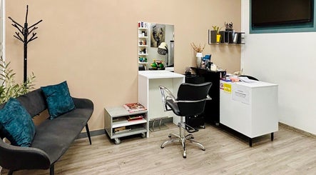 Moderni interijer Brunette Frizerski Salon u Puli, Istarska Županija, HR s elegantnom opremom.