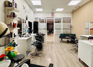 Moderan interijer Brunette Frizerski Salon u Puli, Istarska Županija, HR s udobnim sjedalicama i luksuznim opremom.
