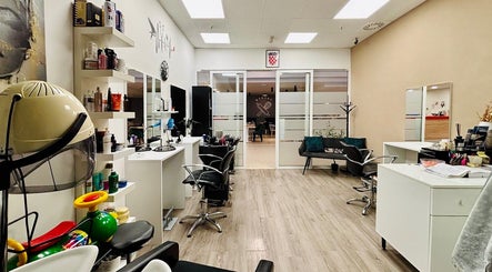 Moderan interijer Brunette Frizerski Salon u Puli, Istarska Županija, HR s udobnim sjedalicama i luksuznim opremom.