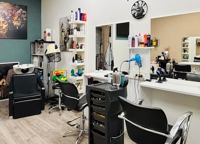 Unutrašnjost Brunette Frizerski Salon u Puli, Istarska Županija, HR, s modernim dekorom i stilskim namještajem.