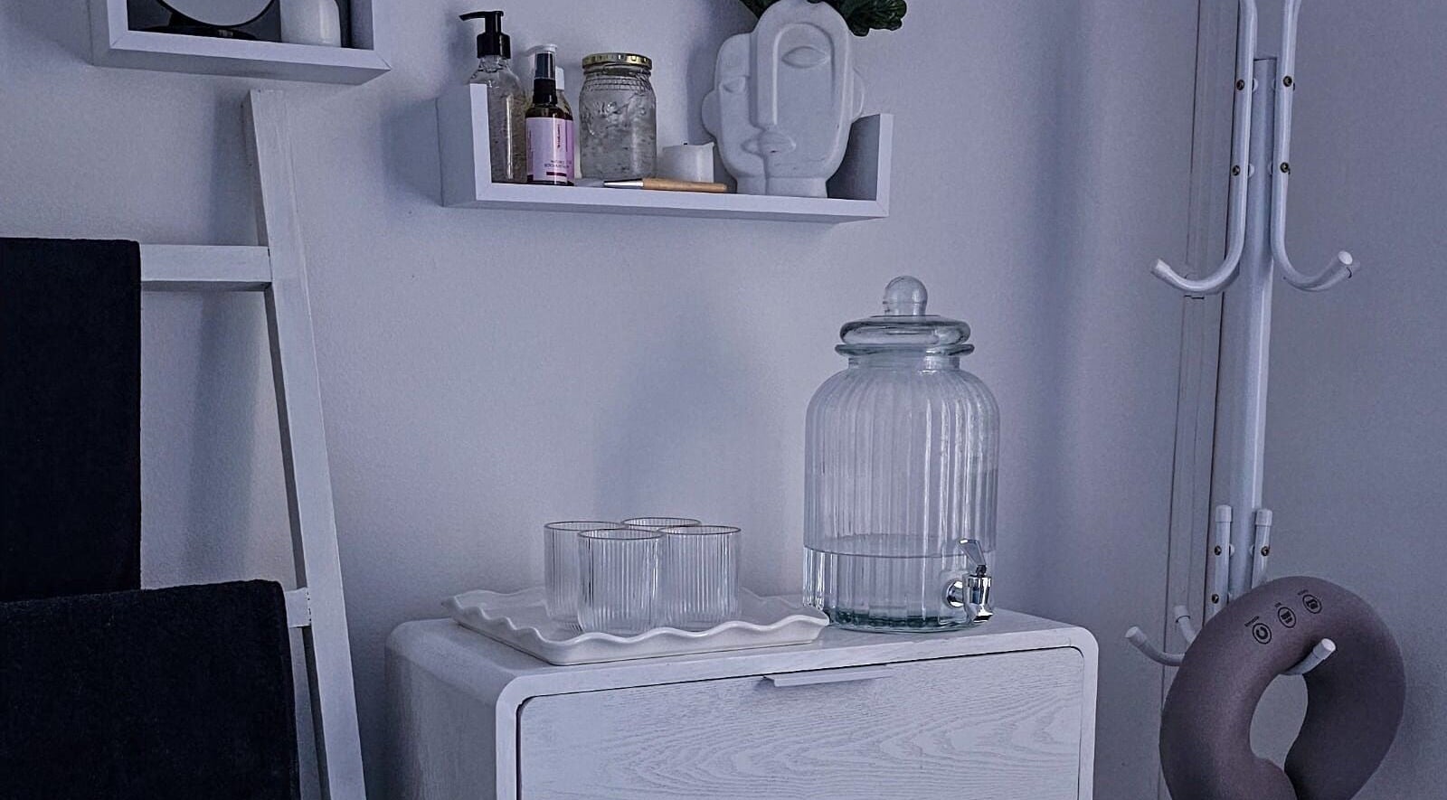 Calm, minimalistic decor at The Body Bar in Gqeberha, Eastern Cape, ZA enhances relaxation and wellness.