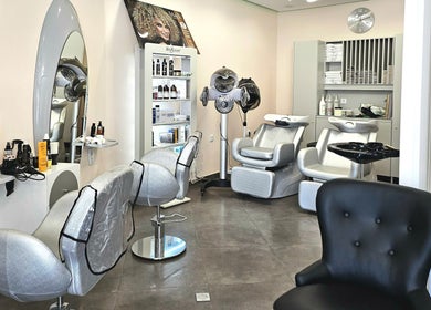 Salão moderno do Amor de Pele em Amadora, Lisboa, PT com cadeiras confortáveis e produtos de beleza.