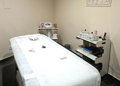Sala de tratamento Amor de Pele, Amadora, Lisboa, PT com maca e equipamentos de beleza.