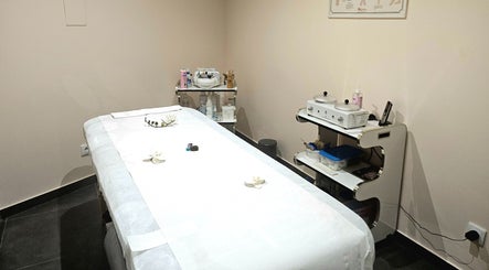 Sala de tratamento Amor de Pele, Amadora, Lisboa, PT com maca e equipamentos de beleza.