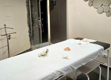 Sala de massagem serena no Amor de Pele, Amadora, Lisboa, PT. Decoração elegante e relaxante.