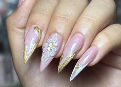 Diseño de uñas doradas y florales en Karinails Studio, Piedecuesta, Santander, CO.