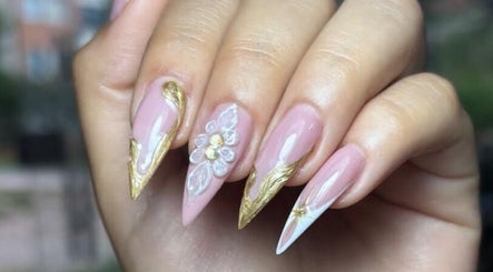 Diseño de uñas doradas y florales en Karinails Studio, Piedecuesta, Santander, CO.