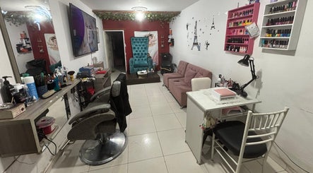 Interior de Karinails Studio en Piedecuesta, Santander, CO, mostrando sillas y productos de belleza.