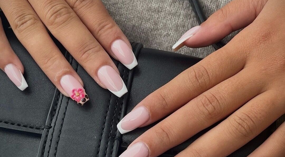 Ongles élégants avec fleurs à Monalinailz, Mérignac, Nouvelle-Aquitaine, FR.