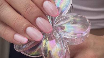 Manucure élégante chez Monalinailz, Mérignac, Nouvelle-aquitaine, FR, avec des ongles rose pâle et décoration cristalline.