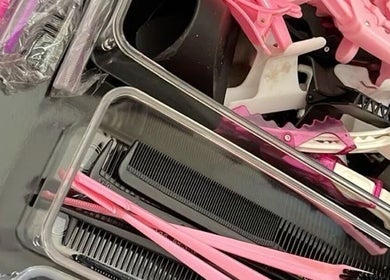 Épingles et peignes chez GY.HAIR, Paris, Île-de-France, FR pour des coiffures élégantes.