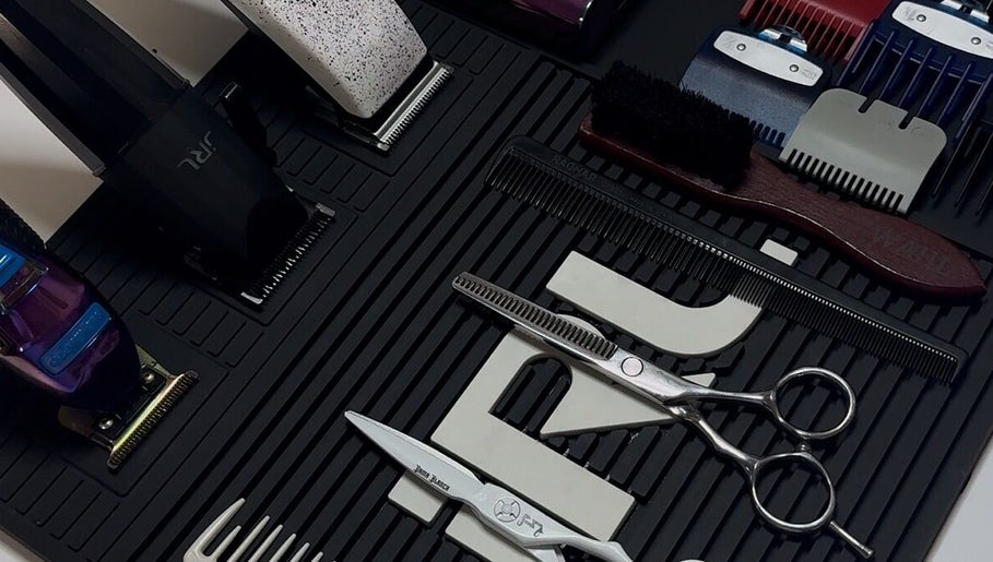 Herramientas de peluquería profesionales en Izan Cutzz, Vila-sana, Catalunya, ES, destacando calidad y estilo.