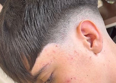 Corte de cabello moderno en Izan Cutzz, Vila-sana, Catalunya, ES, destacando técnica de degradado.