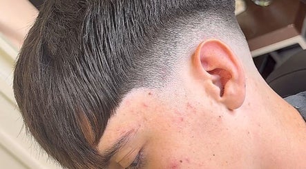 Corte de cabello moderno en Izan Cutzz, Vila-sana, Catalunya, ES, destacando técnica de degradado.
