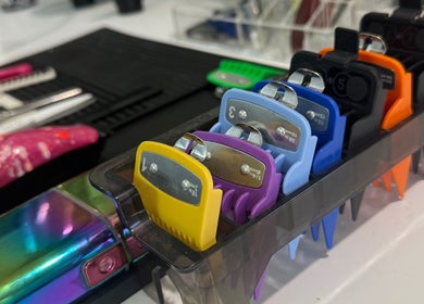 Accesorios de peluquería en Izan Cutzz, Vila-sana, Catalunya, ES, mostrando peines de colores vibrantes.