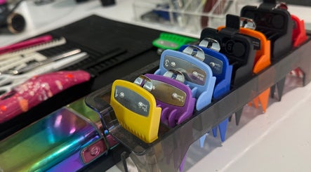 Peines de colores en Izan Cutzz, Vila-sana, Catalunya, ES. Herramientas de peluquería organizadas.