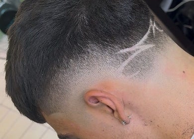 Corte de pelo artístico en Izan Cutzz, Vila-sana, Catalunya, ES. Estilo moderno y profesional.