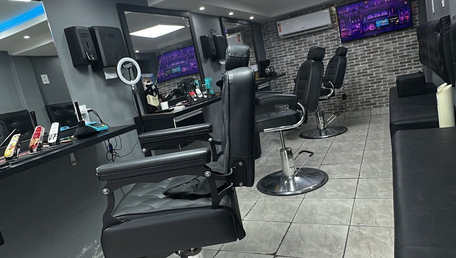 Interior moderno do salão DKelite.br em Espírito Santo, BR, com cadeiras de barbearia e decoração contemporânea.