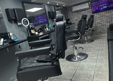 Interior moderno do salão DKelite.br em Espírito Santo, BR, com cadeiras de barbearia e decoração contemporânea.