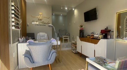 Interior elegante do Toda Linda Nails em São Paulo, São Paulo, BR, com poltronas e decoração moderna.