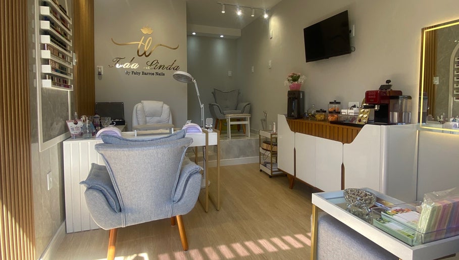 Interior acolhedor do Toda Linda Nails em São Paulo, São Paulo, BR, destacando assentos elegantes e decoração moderna.