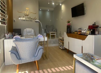 Interior acolhedor do Toda Linda Nails em São Paulo, São Paulo, BR, destacando assentos elegantes e decoração moderna.