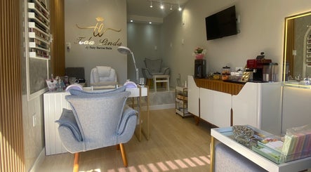 Interior acolhedor do Toda Linda Nails em São Paulo, São Paulo, BR, destacando assentos elegantes e decoração moderna.