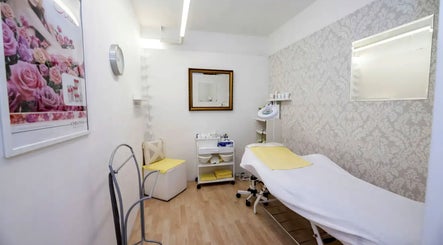 Moderní salón Kosmetika Helena Kramářová v Hlavní Město Praha, CZ s elegantním lehátkem a dekoracemi.