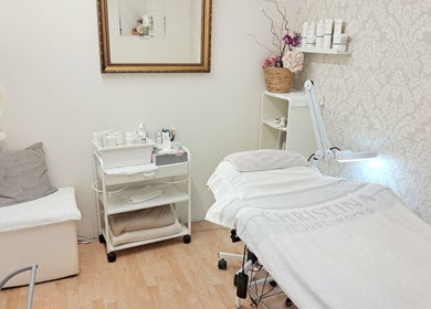 Luxusní spa místnost v Helena Cosmetic Care, Hlavní Město Praha, CZ, s ošetřovacím lůžkem a produkty.
