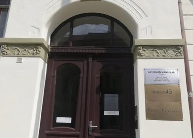Vchod do Helena Cosmetic Care v Hlavní Město Praha, CZ s elegantními dveřmi.