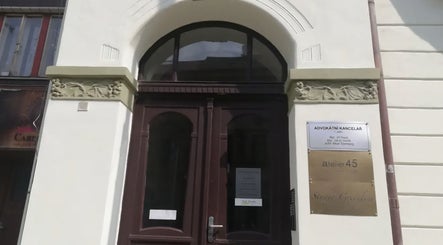 Vchod do Helena Cosmetic Care v Hlavní Město Praha, CZ s elegantními dveřmi.