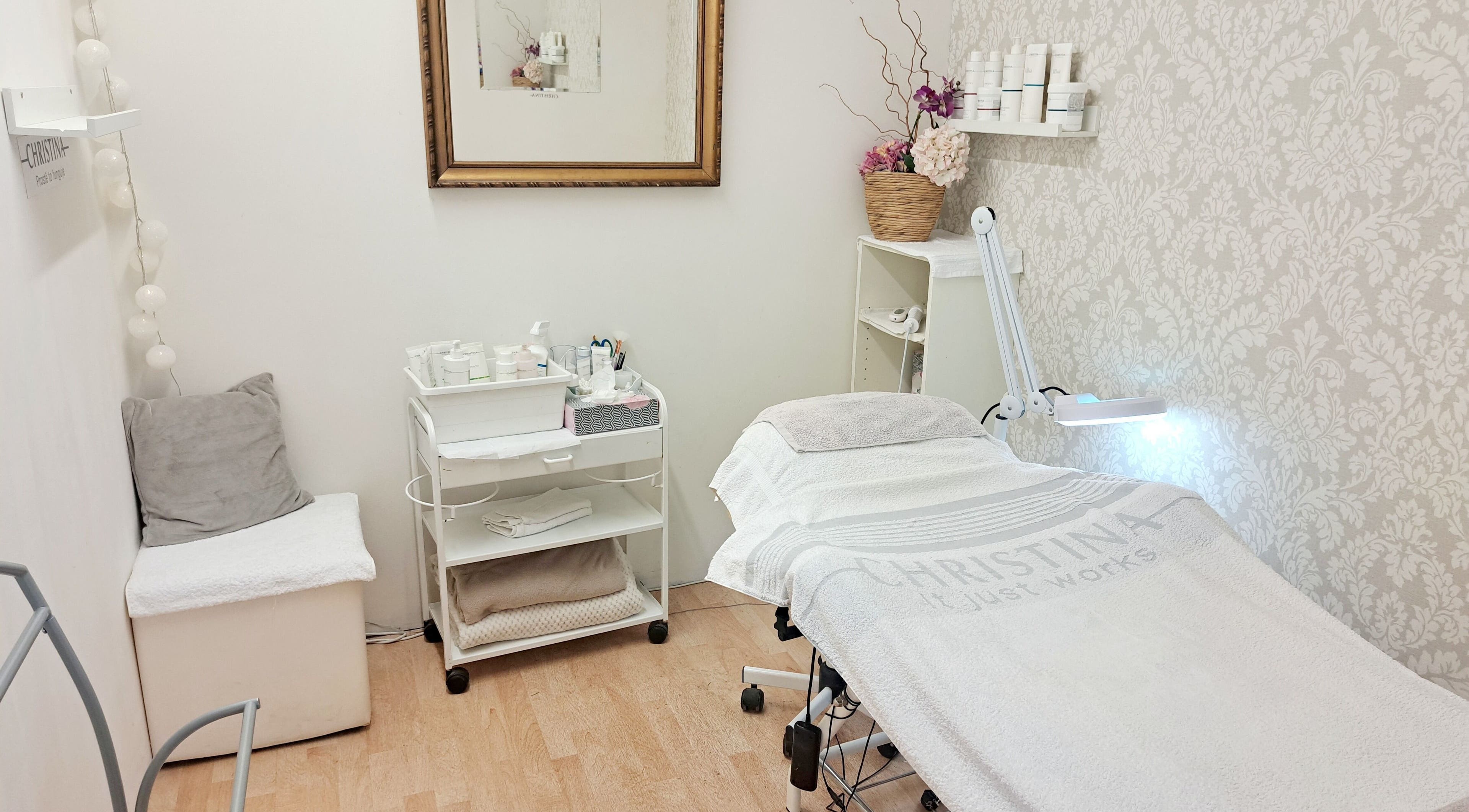 Kosmetická místnost Kosmetika Helena Kramářová, Hlavní Město Praha, CZ se stylovým dekorativním závěsem.