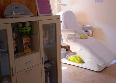 Behandlungsraum bei Studio Tatjana, Mühlacker, Baden-Württemberg, DE, mit Wellnessliege und Produkten.