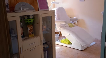 Behandlungsraum bei Studio Tatjana, Mühlacker, Baden-Württemberg, DE, mit Wellnessliege und Produkten.