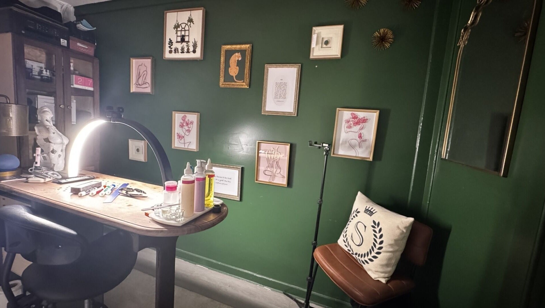 Glam N'Glow by Alisha beauty nook with artful decor in Winter Haven, Florida, US.