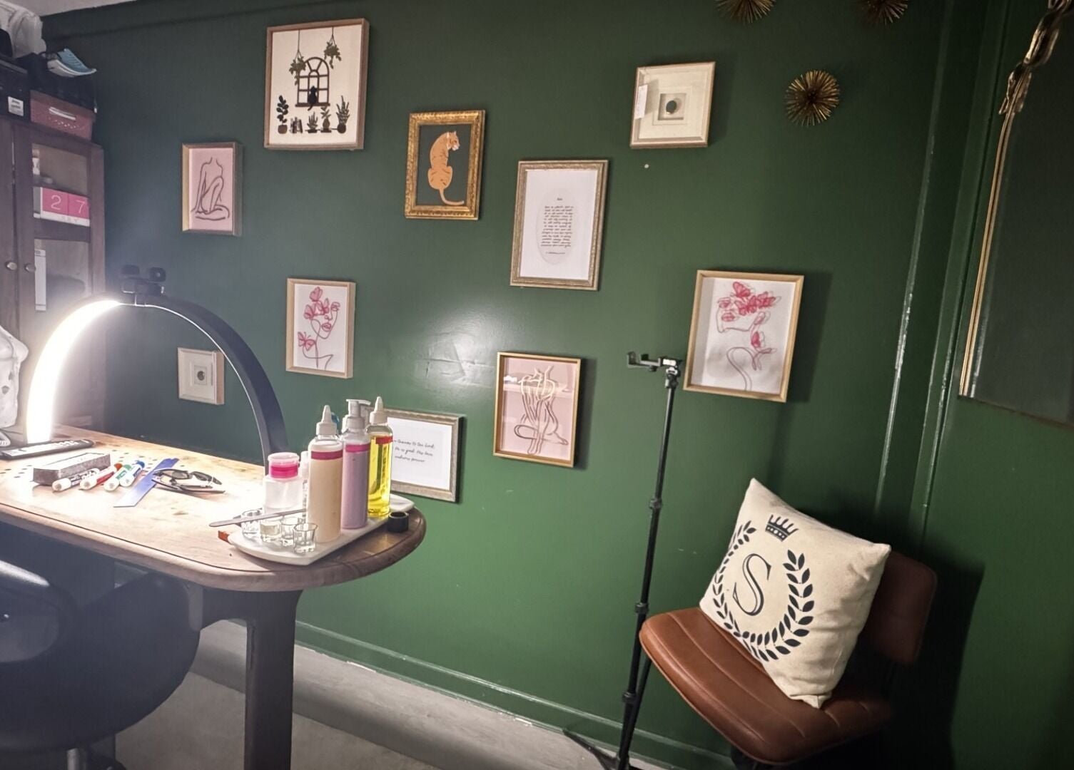 Glam N'Glow by Alisha beauty nook with artful decor in Winter Haven, Florida, US.